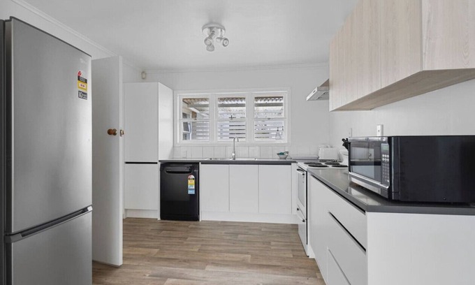 Papatoetoe Casa | Homey Hideaway 3 BR w Parking , Wi-fi and Netflix