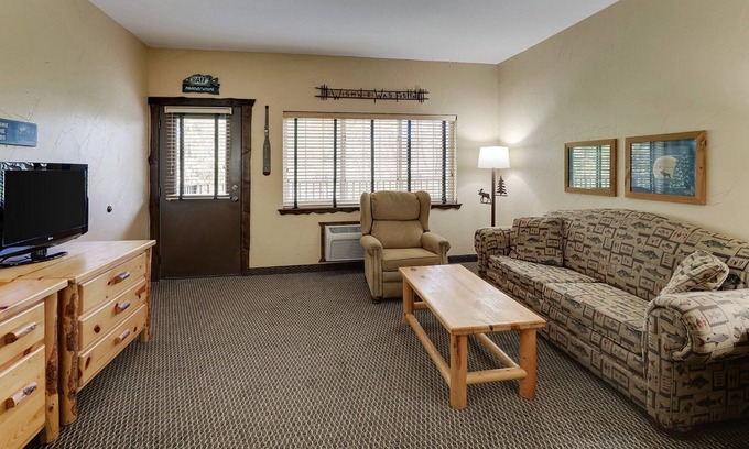 Johnston Hotel | Homey Johnston Suite! Extended Stay Options With Kitchenette available, Pool