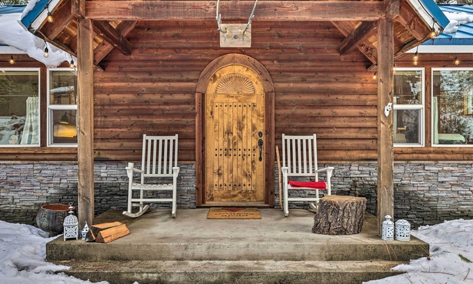 Long Barn Cabaña | Homey Long Barn Cabin w/ Deck & Fire Pit!