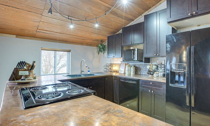 Galloway Cabaña | Homey Ohio Getaway on Private 7-acre Farm!