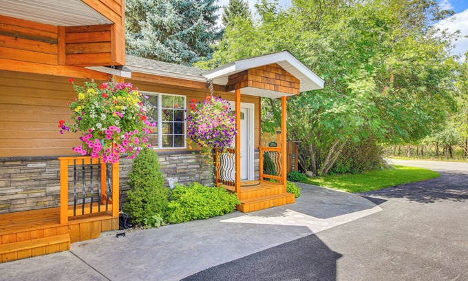 Libby Apartamento | Homey Pet-Friendly Libby Cottage w/ Yard by Creek!