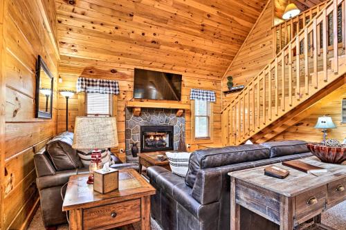 Sevierville Casa | Homey Sevierville Cabin with Deck Near Pigeon Forge!