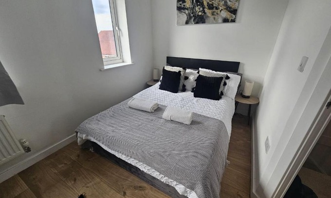 Swindon Casa | Homington House Long Stays Sleeps 8 Free Parking