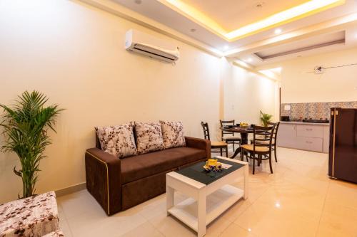 Vasundhara Apartamento | Homlee-Vasundhara 3BHK Flat- kitchen-Parking-Lift