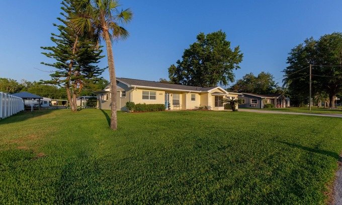 Homosassa Casa | Homosassa Springs home 3 kayaks, deep canal, Very Close to Springs No bridges