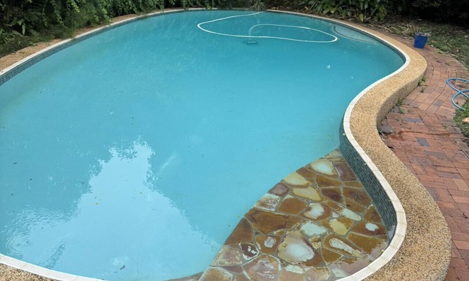 Robertson Casa | Homy Spacious 4B2B w/Parking steps to Malls/Dining