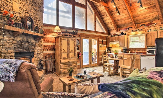 Townsend Cabina | Honey Bear Pause: Rural Escape w/Porch & Hot Tub!