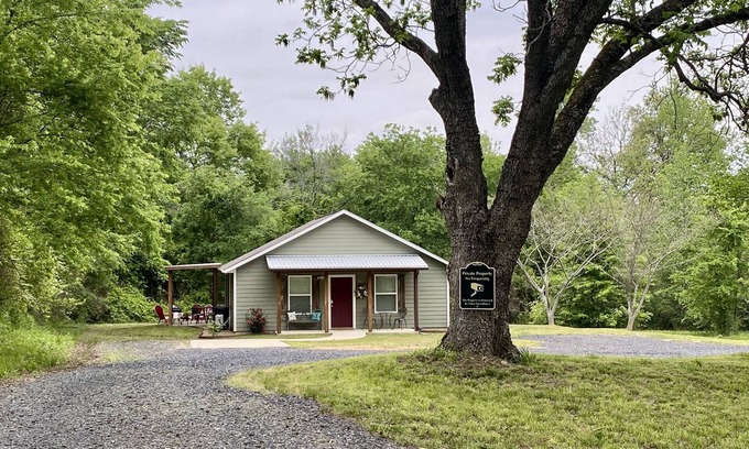 Mena Cabaña | Honey Bee Cottage, ez trailer parking 🔥place, king, paved,🔥pit , Fast WIFI 3tvs