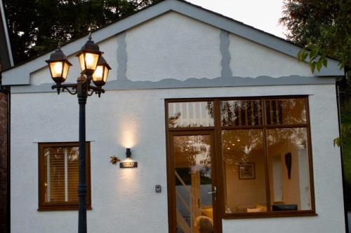 Kingswood Casa | Honey Bee Cottage Tiny House Welshpool