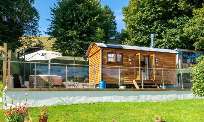 Hawkshead Cabina | Honey Bee Shepherd's Hut - Wood-fired Hot Tub