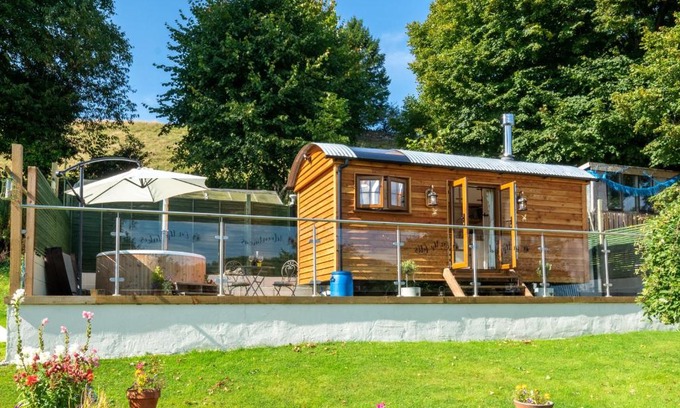 Hawkshead Casa | Honey Bee Shepherd's Hut - with Woodfired Hot Tub