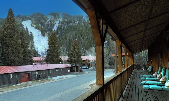 Red River Apartamento | "Honey Haven on Main" Luxury Loft-Sleeps 8-In Town-Pet Friendly