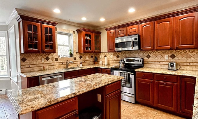 Ashfield Casa | Honey Oak Manor, Charming 4-bedroom house with WiFi, AC in lovely Jim Thorpe