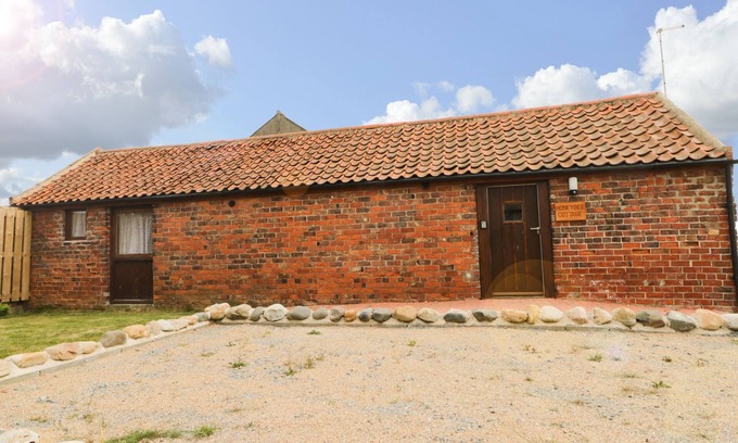 Winestead Cabaña | HONEYBEE COTTAGE, pet friendly, with a garden in Withernsea