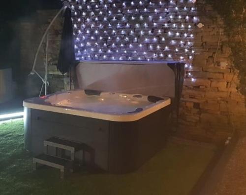 Idle Casa | Honeybee Cottage, with a log fire & a hot tub.