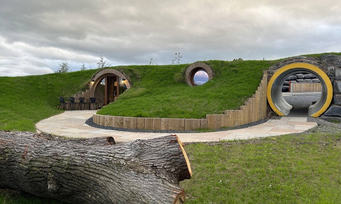 Llansantffraid-ym-Mechain Cabaña | Honeybee Home - a hobbit hut that sleeps 4 guests in 2 bedrooms