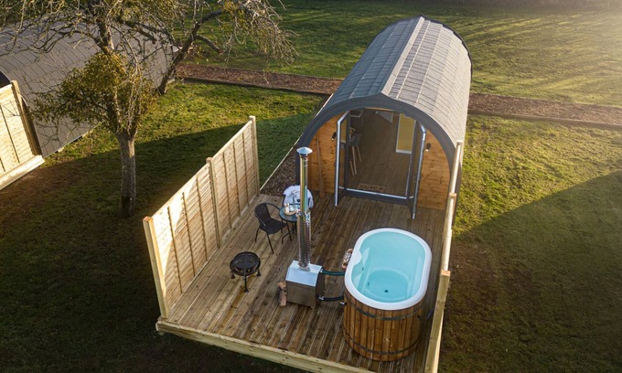 Wells Cabina | Honeycrisp, Apple Tree Glamping - a chalet that sleeps 2 guests in 1 bedroom
