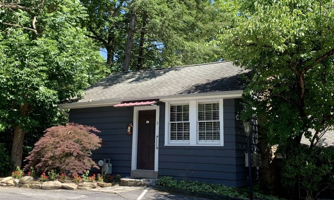 Gatlinburg Cabaña | Honeymoon Cottage, creek view.