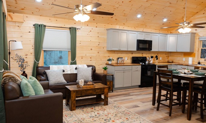 Sevierville Cabina | Honeymoon escape! Hot Tub and King bed