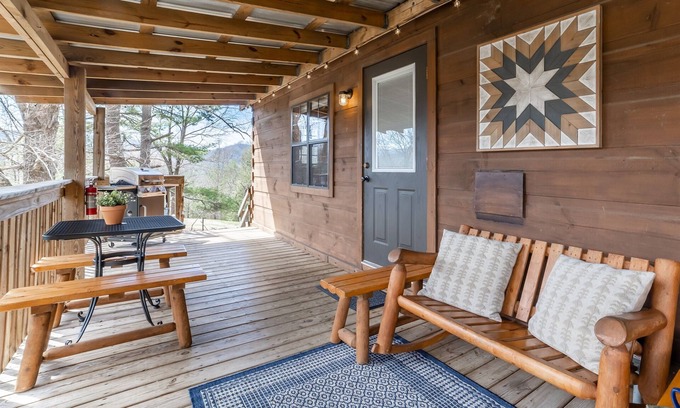 Hot Springs Cabina | Honeymoon Log Cabin w/ Wooded Mountain Views