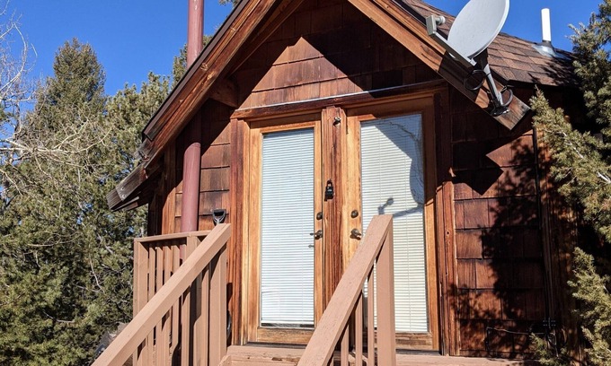Cripple Creek Cabaña | Honeymooner’s Cozy Cabin, with Hot Tub, near Cripple Creek - Last minute deals?