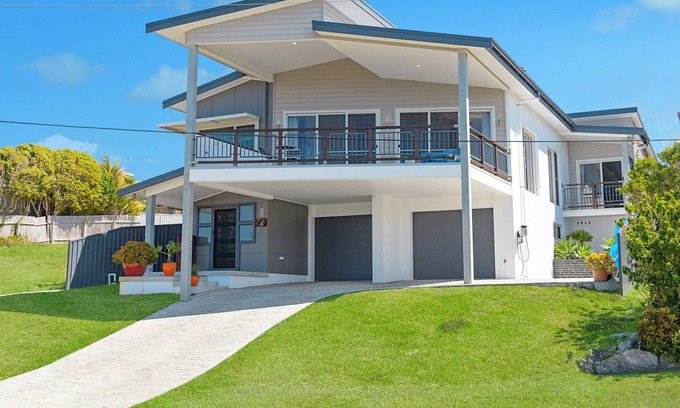 Bonny Hills Casa | Honeysuckle Beachfront home with pool