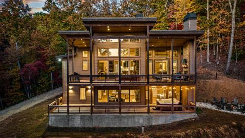 Morganton Chalet De Esquí | Honeysuckle Chalet - Luxe Mountain Chalet - Hot Tub, Wi-Fi, Pool Table, Party Deck, Fire Pit - 15 mins to Blue Ridge!