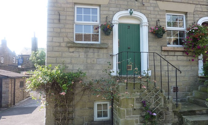 High Peak Casa | Honeysuckle Cottage, 2 bed, sleeps 3, family-friendly and pet-friendly