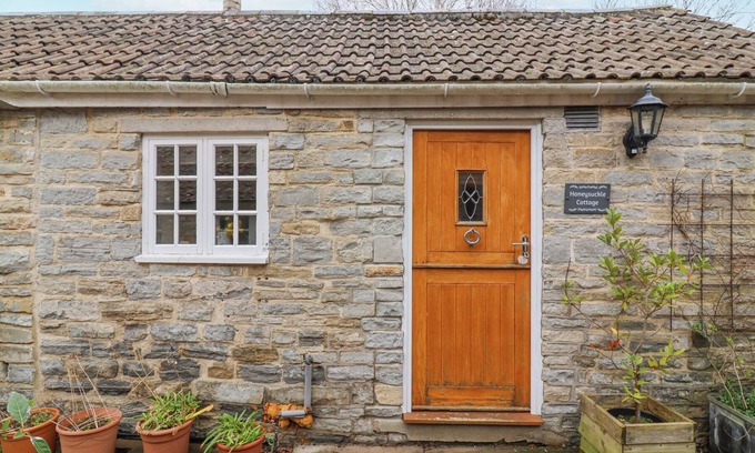 Compton Dundon Cabaña | HONEYSUCKLE COTTAGE, romantic, character holiday cottage in Street