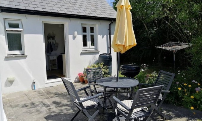 Bude Cabaña | Honeysuckle Cottage with optional hot tub and shared EV charger.