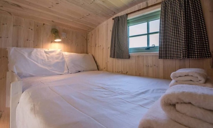 Bedfield Cabina | Honeysuckle Farm Hut 8 - Suffolk Farm Holidays