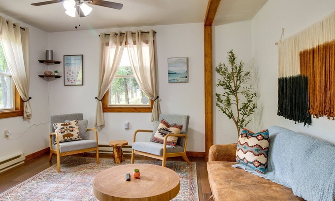 Eminence Cabaña | ‘Honeysuckle Hill Cottage’ Near Downtown Eminence!