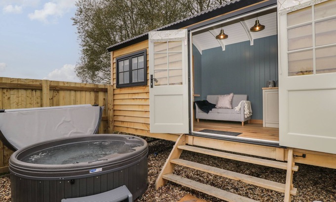 Staple Hill Cabaña | HONEYSUCKLE HUT, MYRTLE FARM, romantic, with hot tub in Warmley