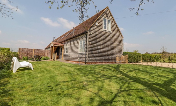 Wittersham Cabaña | HONEYSUCKLE, pet friendly, luxury holiday cottage in Iden
