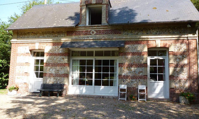 Equemauville Cabaña | Honfleur, Cote de Grace, familia con cocina, 2 dormitorios, jardín privado cercado