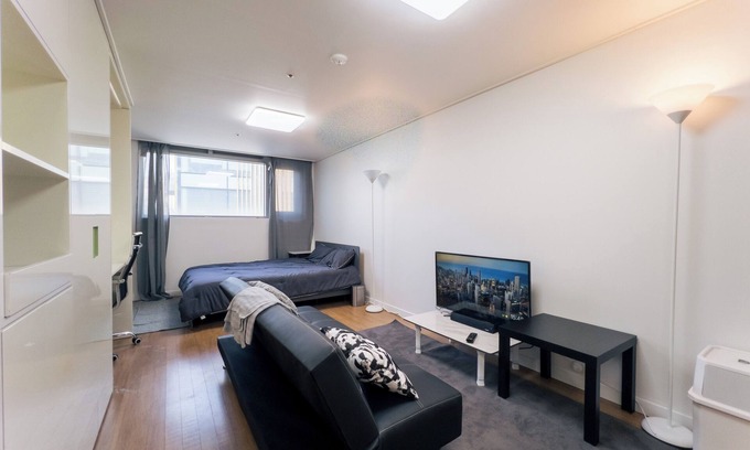 Sinchon-dong Condominio | [Hongdae Station 2 minutes away] Spacious Home in the heart of Hongdae
