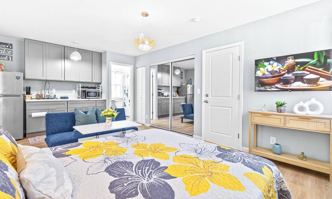 McCully - Moiliili Casa | Honolulu Studio City Vibez