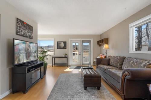 Drumheller Casa | Hoodoo Hideout - 2BR House - Family Retreat - King Suite