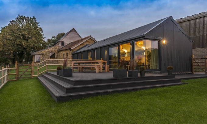 Bridport Casa | Una elegante sala de ordeño con excelentes vistas rurales de Dorset.