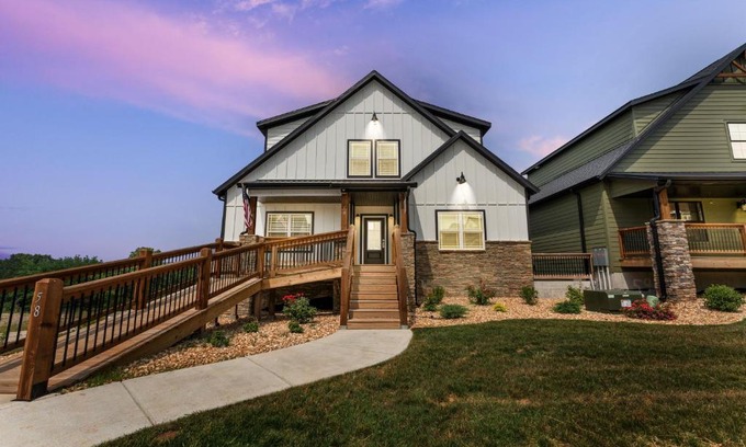 Hollister Cabina | Hook Wine and Sinker- Sleeps 21 lodge