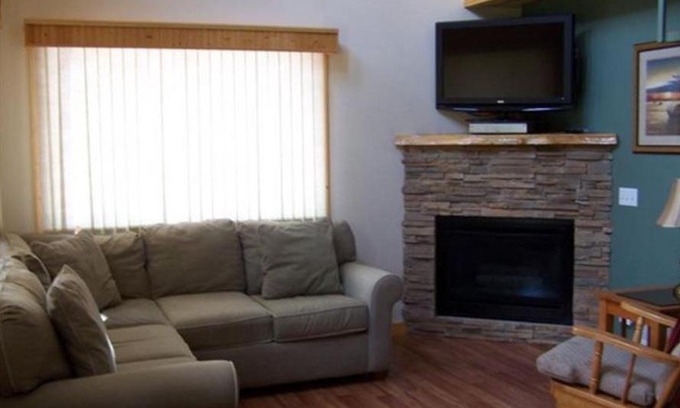 Poynette Casa | Hookers Resort Cabin Home 1