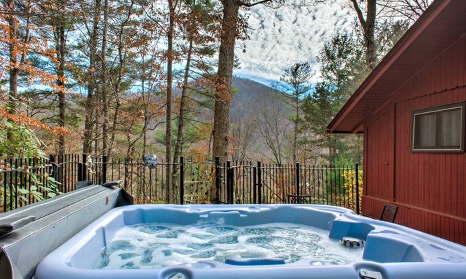 Weaverville Cabina | Hoot on the Hill | Decks, Fire Pits & Garden Charm + Biltmore Pass | Near AVL