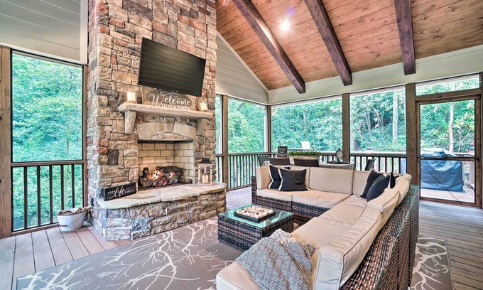 Helen Cabina | Hootenanny at Horton Creek: Creekside Escape!