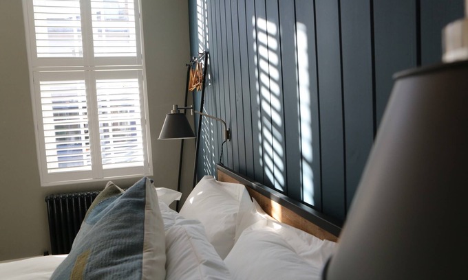 Fernhill Heath Casa | Hop Market - ensuite bedroom