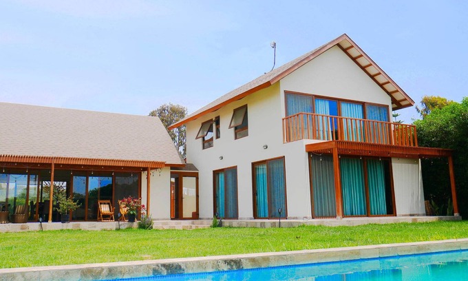 Ica Casa | HOP Solarena: Elegancia clásica con vista a la laguna
