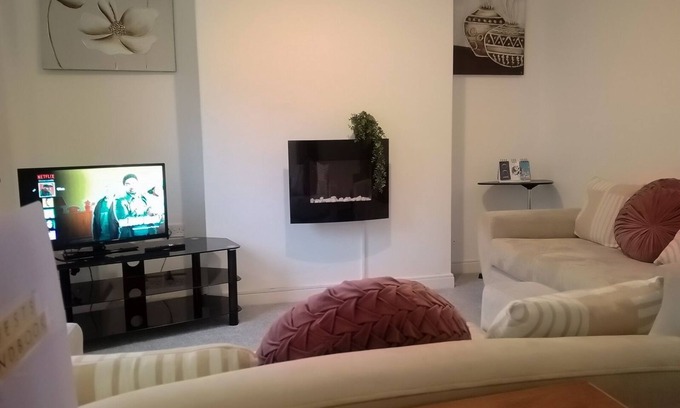 Leigh Casa | Hope Haven - Stylish SA, Sleeps 5