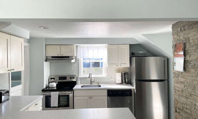 Wakefield-Peacedale Casa | Hope Hideaway Walk to Main St/Bike Path
