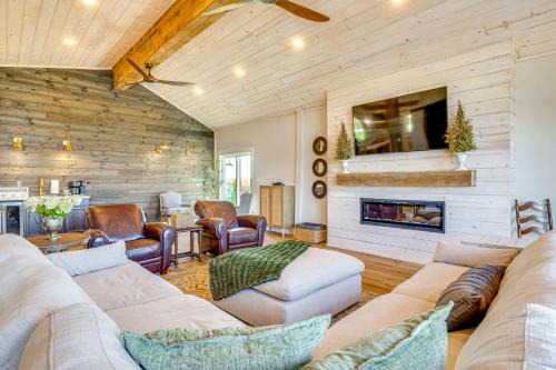 Needham Casa | Hope Retreat with Furnished Deck Near Parks!