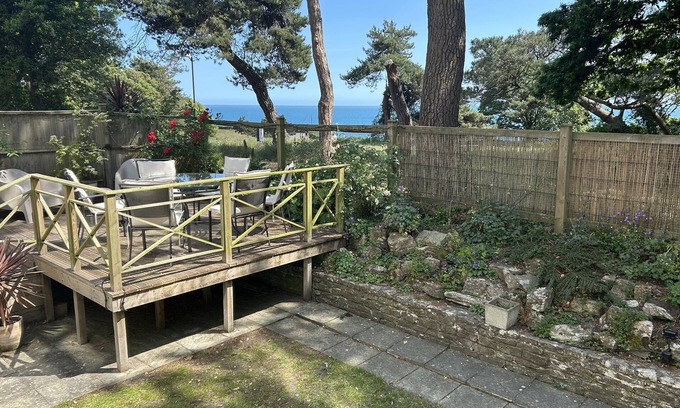 West Cliff Cabaña | HOPPAPILL HOUSE, family friendly, with a garden in Bournemouth