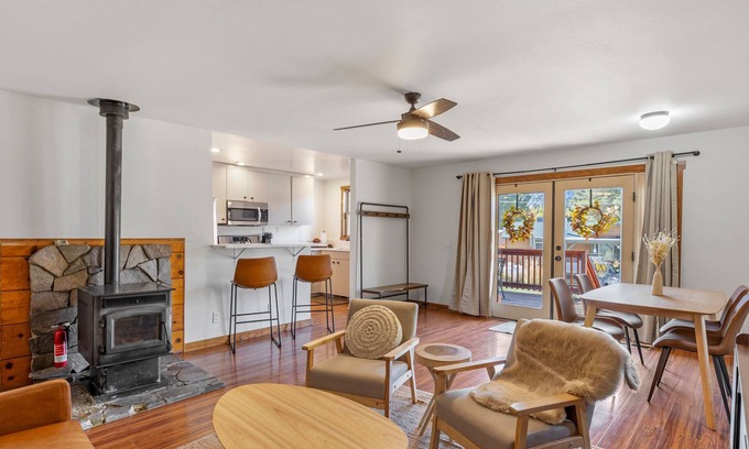 June Lake Casa | Hoppy Hollow, a charming bungalow located next to the brewery!